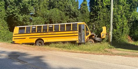 encoxada bus twitter|At least 19 students taken to hospitals after school bus crash.